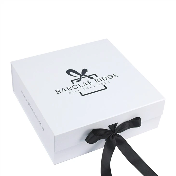 Ibhokisi ye-White yebhokisi emhlophe ene-ribbon